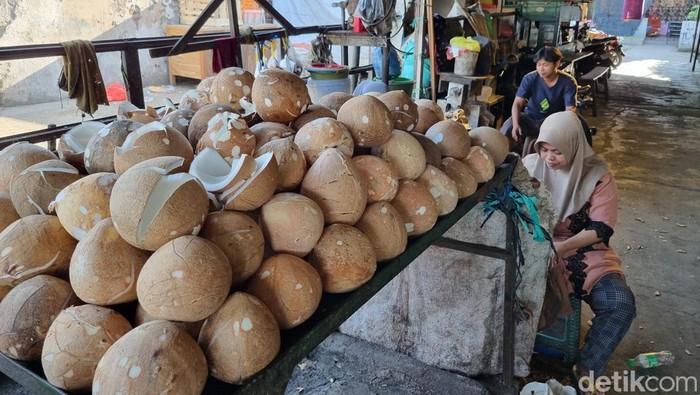 penjual kelapa di Pasar Menur surabaya
