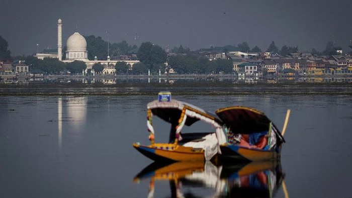 Perahu tradisional dikenal dengan nama Shikara yang mengapung di perairan Dal Lake di Srinagar, Kashmir. (Reuters: Adnan Abidi)