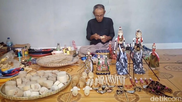 Perajin wayang golek di Purwakarta