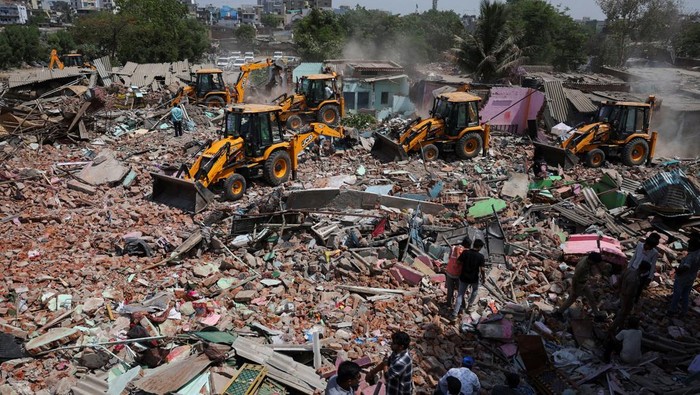Permukiman Kumuh di Sekitar Danau Chandola India Digusur Bulldozers queue next to the debris of houses that were demolished during a demolition drive by the authorities at a slum in Chandola Lake, Ahmedabad, India April 29, 2025. REUTERS/Amit Dave