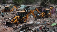 Kepulan debu dan reruntuhan mewarnai penggusuran besar-besaran di area kumuh Chandola, meninggalkan warga tanpa tempat tinggal.