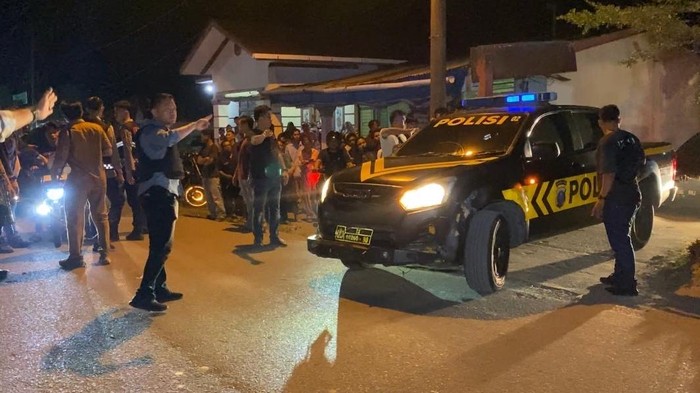 Petugas kepolisian saat menggerebek rumah bandar besar di Percut Sei Tuan. (Foto: Dok. Polrestabes Medan)