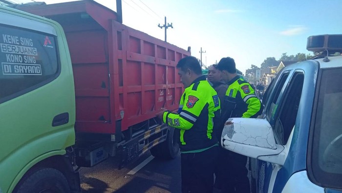 Petugas lakukan olah TKP kecelakaan di Malang