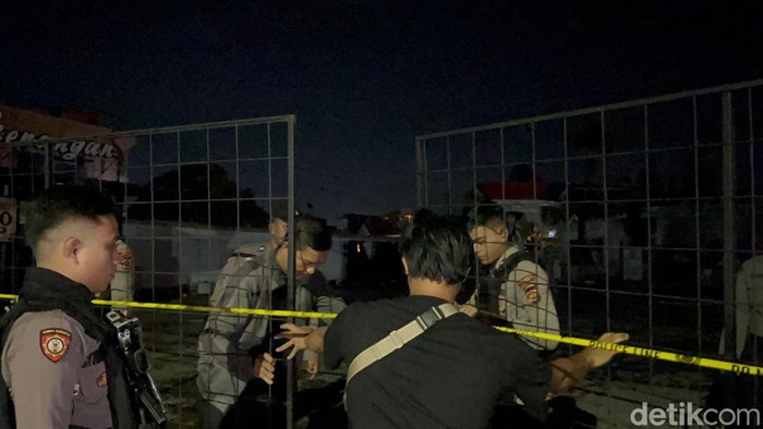 Petugas pasang garis polisi di SPBU yang terbakar di Jambi.