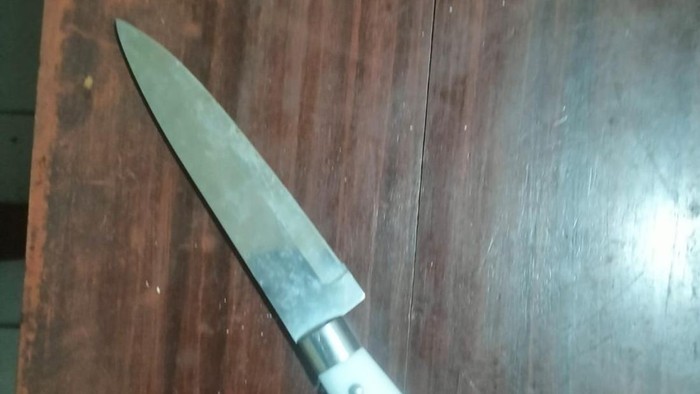 Sebilah pisau yang dibawa seorang pria saat membuat keributan di Kemusuk Lor, Argomulyo, Sedayu, Bantul.