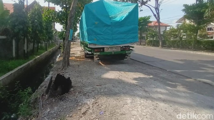 Lokasi pohon terbakar yang tumbang di Jalan Ronggowarsito, Kota Semarang, Rabu (30/4/2025).