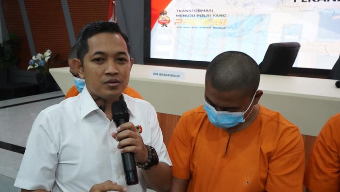 Polda Riau membongkar sindikat biro jasa pemalsu KTP di Bengkalis.
