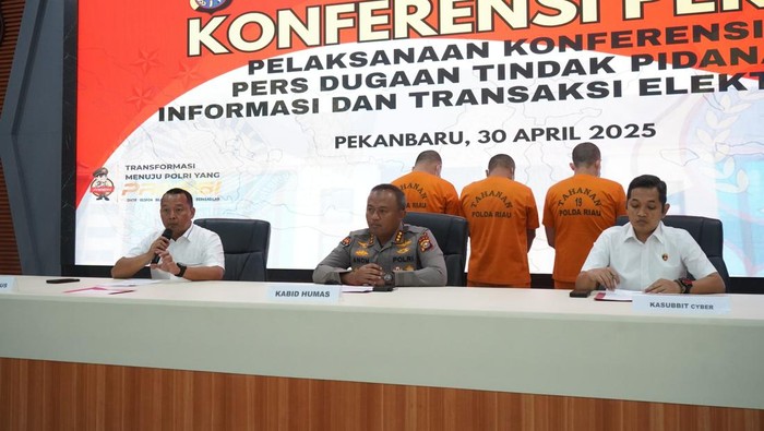 Polda Riau membongkar sindikat biro jasa pemalsu KTP di Bengkalis.