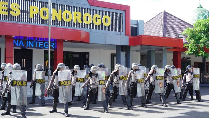Polisi latihan Dalmas di Mapolres Ponorogo