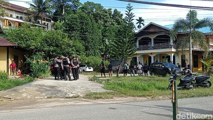 Polisi melakukan penggeledahan di rumah juru bicara kelompok Presiden NRFPB di Kota Sorong.