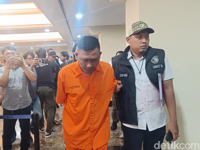 Polisi menampilkan Heri Budiman (38), tersangka pembunuhan balita yang mayatnya ditemukan terbakar di kontakan Kosambi, Tangerang, Banten. (Rizky AM/detikcom)