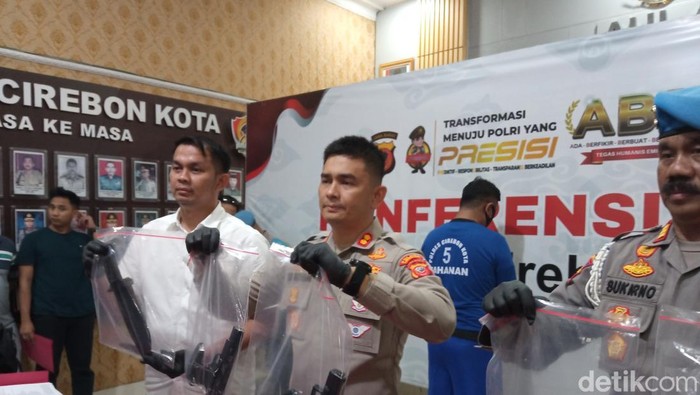 Polisi menangkap salah satu pelaku yang diduga melakukan aksi perampokan di Cirebon