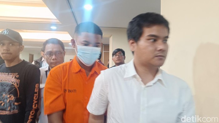 Polisi menghadirkan pria berinisial MA, tersangka pembunuh wanita berinisial WD (21) di kamar kos daerah Cikarang Barat, Kabupaten Bekasi. (Rizky AM/detikcom)