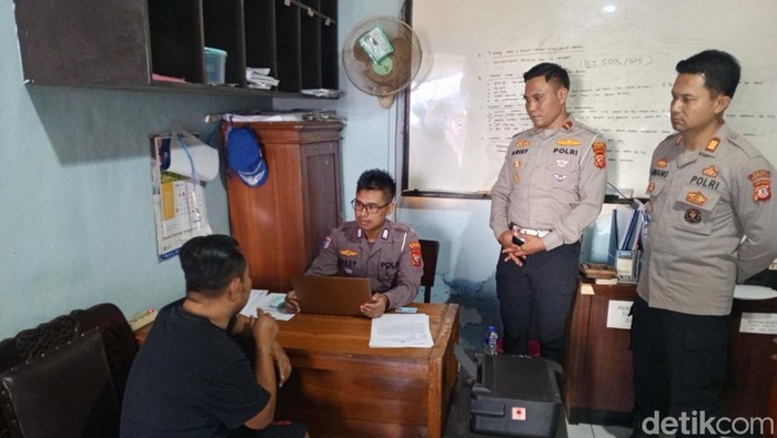 Polisi saat memeriksa sopir travel maut di Unit Gakkum Satlantas Polres Sumedang, pada Rabu (30/4/2025).