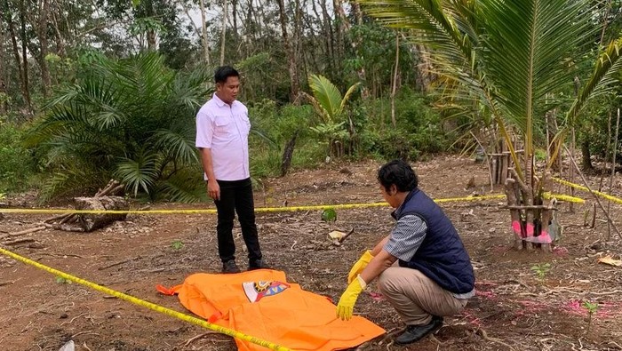 Polisi saat mengevakuasi jasad pria di Empat Lawang.