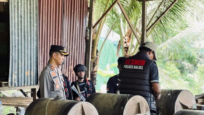 Polres Halmahera Selatan saat menutup tambang Ilegal.