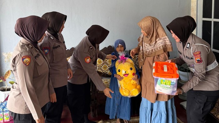 Polwan Polres Klaten saat menyambangi korban kecelakaan lalu lintas tunggal di Dukuh Karangdukuh, Desa Karangdukuh, Kecamatan Jogonalan. Foto diunggah Selasa (30/5/2025).