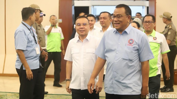 Mensesneg Prasetyo Hadi bersama Wakil Ketua DPR Sufmi Dasco Ahmad , Seskab Teddy Indra Wijaya, Presiden Konfederasi Serikat Pekerja Seluruh Indonesia (KSPSI) Andi Gani, Presiden Konfederasi Serikat Buruh Seluruh Indonesia (KSBSI) Elly Rosita Silaban, Presiden Konfederasi Serikat Pekerja Indonesia (KSPI) Said Iqbal,  dan Ketua Umum Konfederasi Serikat Pekerja Seluruh Indonesia (KSPSI) Jumhur Hidayat foto bersama usai pertemuan silaturahim di Kompleks Parlemen, Senayan, Jakarta, Rabu (30/4/2025). Pertemuan antara Pemerintah dengan Federasi Serikat Pekerja/Serikat Buruh tersebut membahas mengenai gelaran May Day 2025.