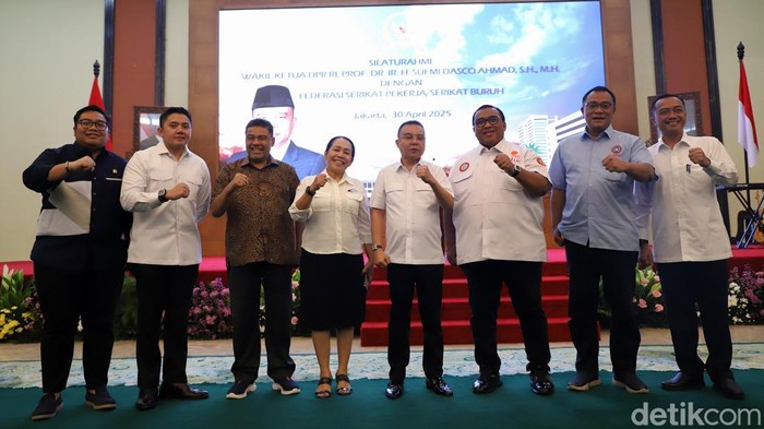 Mensesneg Prasetyo Hadi bersama Wakil Ketua DPR Sufmi Dasco Ahmad , Seskab Teddy Indra Wijaya, Presiden Konfederasi Serikat Pekerja Seluruh Indonesia (KSPSI) Andi Gani, Presiden Konfederasi Serikat Buruh Seluruh Indonesia (KSBSI) Elly Rosita Silaban, Presiden Konfederasi Serikat Pekerja Indonesia (KSPI) Said Iqbal,  dan Ketua Umum Konfederasi Serikat Pekerja Seluruh Indonesia (KSPSI) Jumhur Hidayat foto bersama usai pertemuan silaturahim di Kompleks Parlemen, Senayan, Jakarta, Rabu (30/4/2025). Pertemuan antara Pemerintah dengan Federasi Serikat Pekerja/Serikat Buruh tersebut membahas mengenai gelaran May Day 2025.