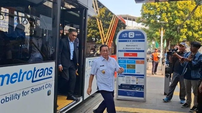 Pramono Anung Naik Transportasi Umum
