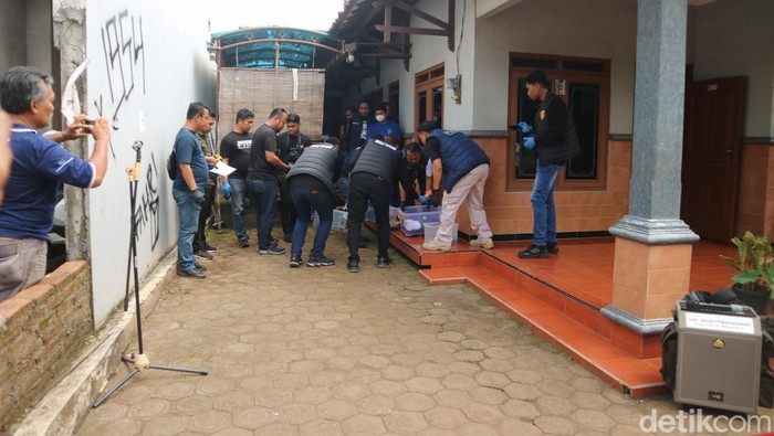 Polda Jateng saat menggeledah rumah pria yang menjadi predator seks pemerkosa 31 anak di Jepara, Rabu (30/4/2025).