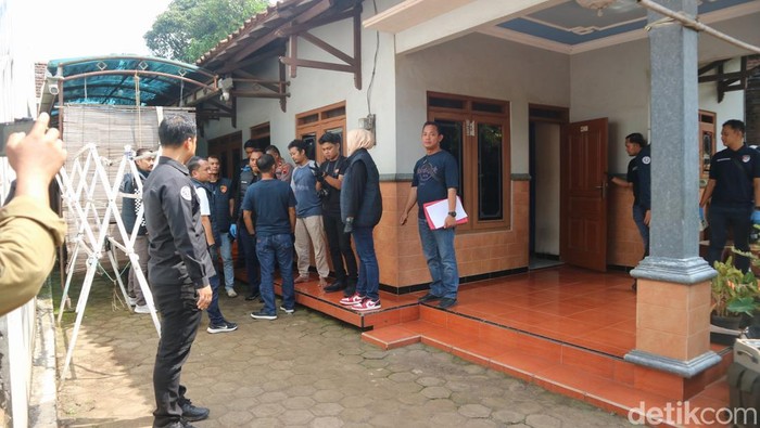Polda Jateng saat menggeledah rumah pria yang menjadi predator seks pemerkosa 31 anak di Jepara, Rabu (30/4/2025).