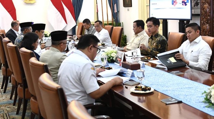 Presiden Prabowo Subianto memimpin ratas membahas persiapan pelaksanaan program Sekolah Rakyat pada tahun ajaran depan. (Foto: Kris - Biro Pers Sekretariat Presiden).