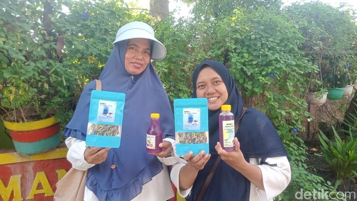 Produk bunga telang yang dihasilkan ibu-ibu di Des Wage Sidoarjo