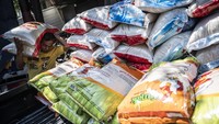Pekerja mengangkat beras di kawasan Pasar Dargo, Semarang, Jawa Tengah.