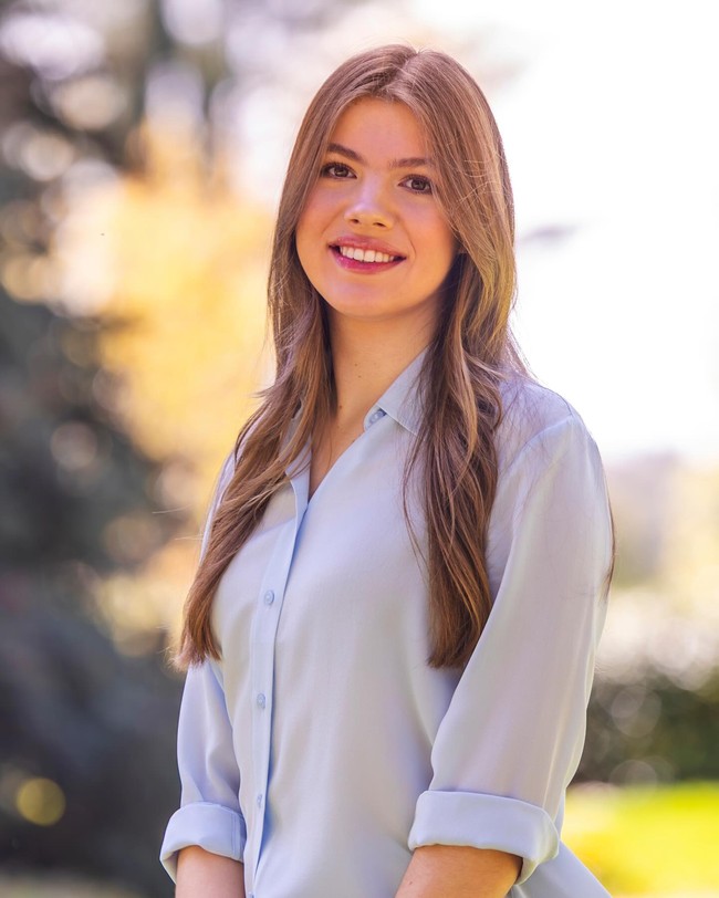 Dalam penampilan terbarunya, Putri Sofia terlihat sedikit berbeda. Meski selama ini selalu tampil dengan rambut panjang kali ini ia terlihat lebih segar dengan ‘highlight’ pirang.Foto: Instagram @casareal.es