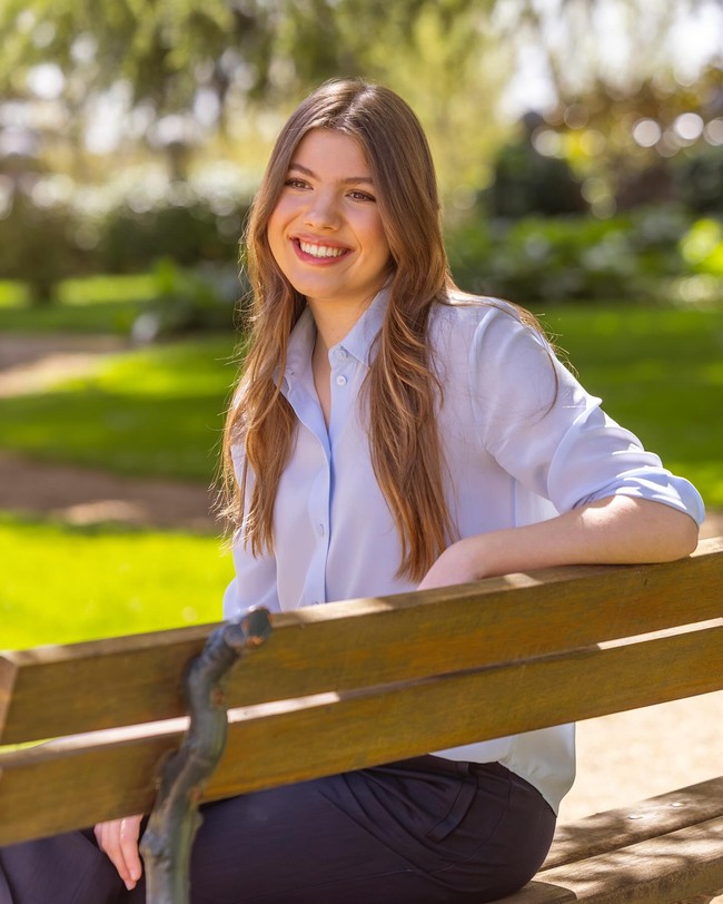 Untuk riasan, gadis tersebut memilih makeup simple dengan sapuan lip gloss bernuansa pink juga bronzer. Foto: Instagram @casareal.es