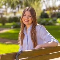 Untuk riasan, gadis tersebut memilih makeup simple dengan sapuan lip gloss bernuansa pink juga bronzer. Foto: Instagram @casareal.es