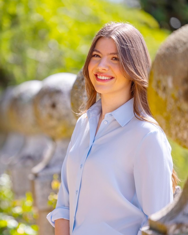 Selagi berpose di Istana Zarzuela, Putri Sofia terlihat cantik mengenakan padanan kemeja biru muda dengan celana biru navy yang sederhana.Foto: Instagram @casareal.es