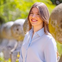 Selagi berpose di Istana Zarzuela, Putri Sofia terlihat cantik mengenakan padanan kemeja biru muda dengan celana biru navy yang sederhana.Foto: Instagram @casareal.es