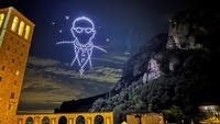 Sebanyak 200 drone menerangi langit malam Barcelona pada hari Minggu (27/4) dan menciptakan gambar mendiang Paus Fransiskus saat Biara Monsterrat merayakan ulang tahun ke-100 berdirinya.