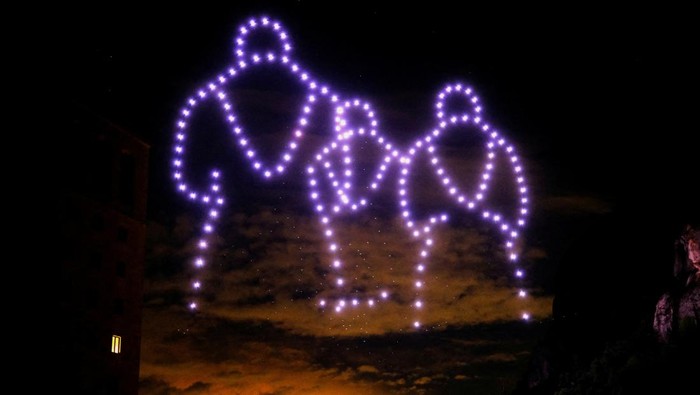 Ratusan Drone Membentuk Sosok Paus Fransiskus di Langit Barcelona A view shows drones lighting the sky, creating an image of the late Pope Francis, by Flock Drone Art, on the Montserrat Abbey, to mark 1000th anniversary of its foundation, in Montserrat, near Barcelona, Spain April 27, 2025. REUTERS/Nacho Doce REFILE - CORRECTING