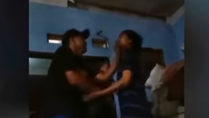 Rekaman video dengan narasi anak kepala desa (kades) menganiaya warga karena tak terima dikritik melalui media sosial ramai beredar. (repro dok Istimewa)