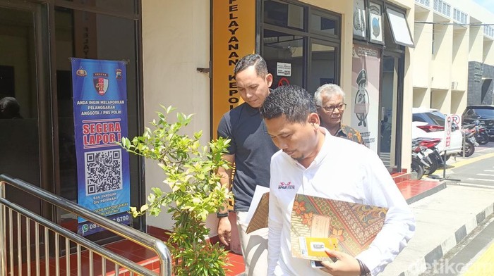 Relawan Alap-alap Jokowi menuju ruang SPKT Polrestabes Semarang untuk laporkan empat orang terkait tuduhan ijazah palsu.
