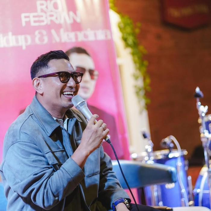 Rio Febrian kembali dengan album terbaru Hidup dan Mencinta, mengeksplorasi tema cinta dan kehidupan.