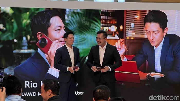Rio Haryanto dalam acara peluncuran Huawei Mate XT.