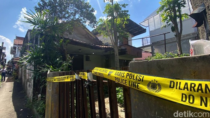 Rumah tempat lansia dikubur anak di Bandung