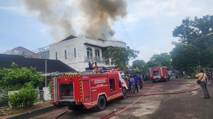 Rumah yang diduga dijadikan gudang mebel terbakar.