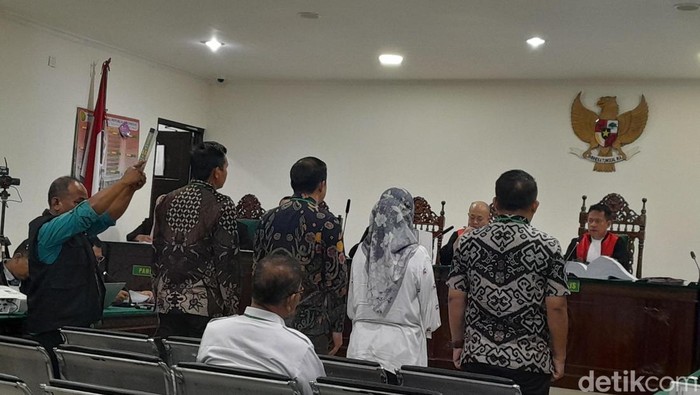 Saksi memberikan keterangan pada sidang lanjutan mantan Bengkulu
