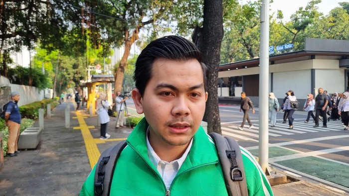 Salah satu ASN Jakarta, Aditya, hari ini mengaku perdana menggunakan TransJakarta untuk pergi ke kantor (Taufik/detikcom)