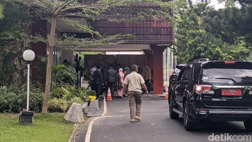Sejumlah pejabat eselon II saat akan memasuki ruangan pelantikan pejabat eselon II Pemprov NTB, Rabu (30/4/2025). (Foto: Ahmad Viqi/detikBali)