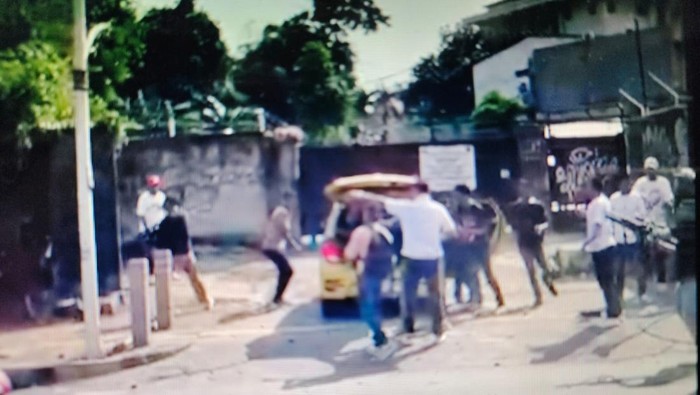 Sejumlah pria terekam kamera menenteng senapan laras panjang di kawasan Kemang, Jakarta Selatan. Mereka terlibat keributan terkait masalah lahan. (repro video viral)