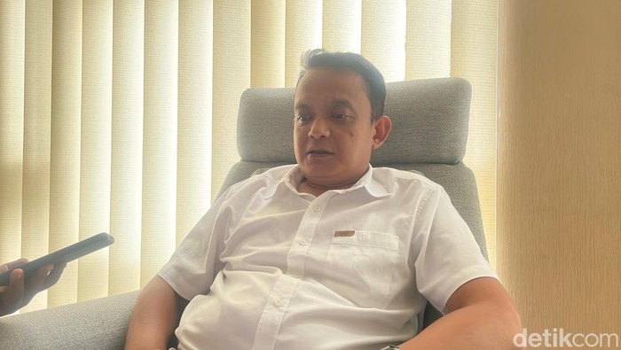Sekretaris Badan Keuangan Aset Daerah (BKAD) Kabupaten Bandung, Asep Setiadi saat wawancara bersama awak media.