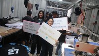 Sejumlah selebgram yang dikenal dari fenomena Citayam Fashion Week, seperti Jeje Slebew, Bonge, Kurma, dan Roy, menggelar aksi solidaritas di sebuah home industry konveksi milik UMKM, Sinergi Adv Nusantara, di Jakarta, Rabu (30/4/2025). Mereka datang untuk menunjukkan dukungan moral kepada para pekerja konveksi yang terus bertahan di tengah tekanan ekonomi.  