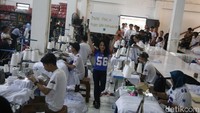 Para selebgram membawa tulisan penyemangat dan sempat berbincang dengan para pelaku usaha dan penjahit yang sehari-harinya memproduksi berbagai kebutuhan sandang secara lokal. Aksi ini menjadi bentuk empati dan dukungan nyata dari generasi muda terhadap keberlangsungan UMKM di tengah derasnya serbuan produk impor.  