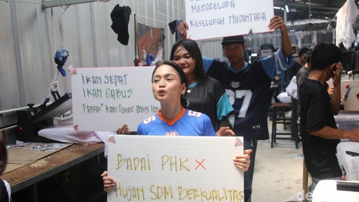 Sejumlah selebgram yang dikenal dari fenomena Citayam Fashion Week, seperti Jeje Slebew, Bonge, Kurma, dan Roy, menggelar aksi solidaritas di sebuah home industry konveksi milik UMKM, Sinergi Adv Nusantara, di Jakarta, Rabu (30/4/2025). Mereka datang untuk menunjukkan dukungan moral kepada para pekerja konveksi yang terus bertahan di tengah tekanan ekonomi.